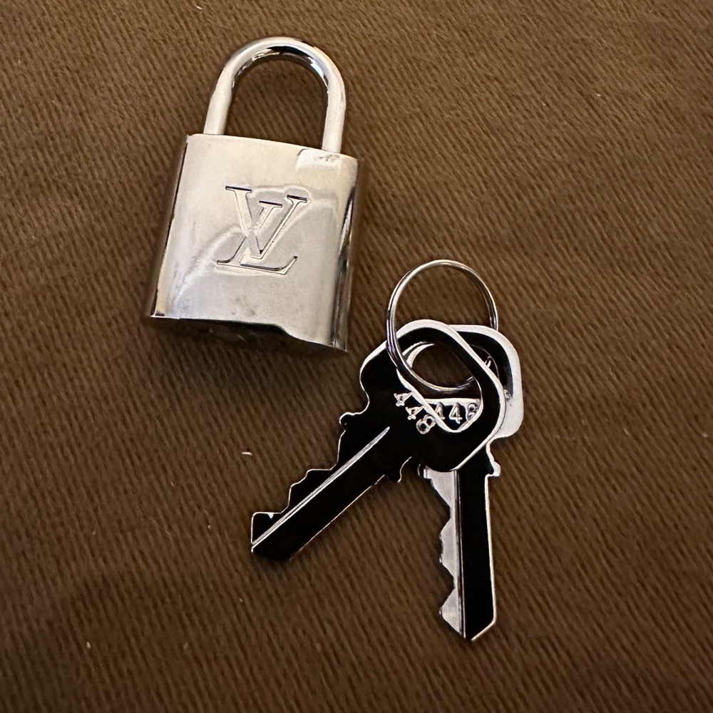 Rhodium LOUIS VUITTON lock - Picture 1 of 2